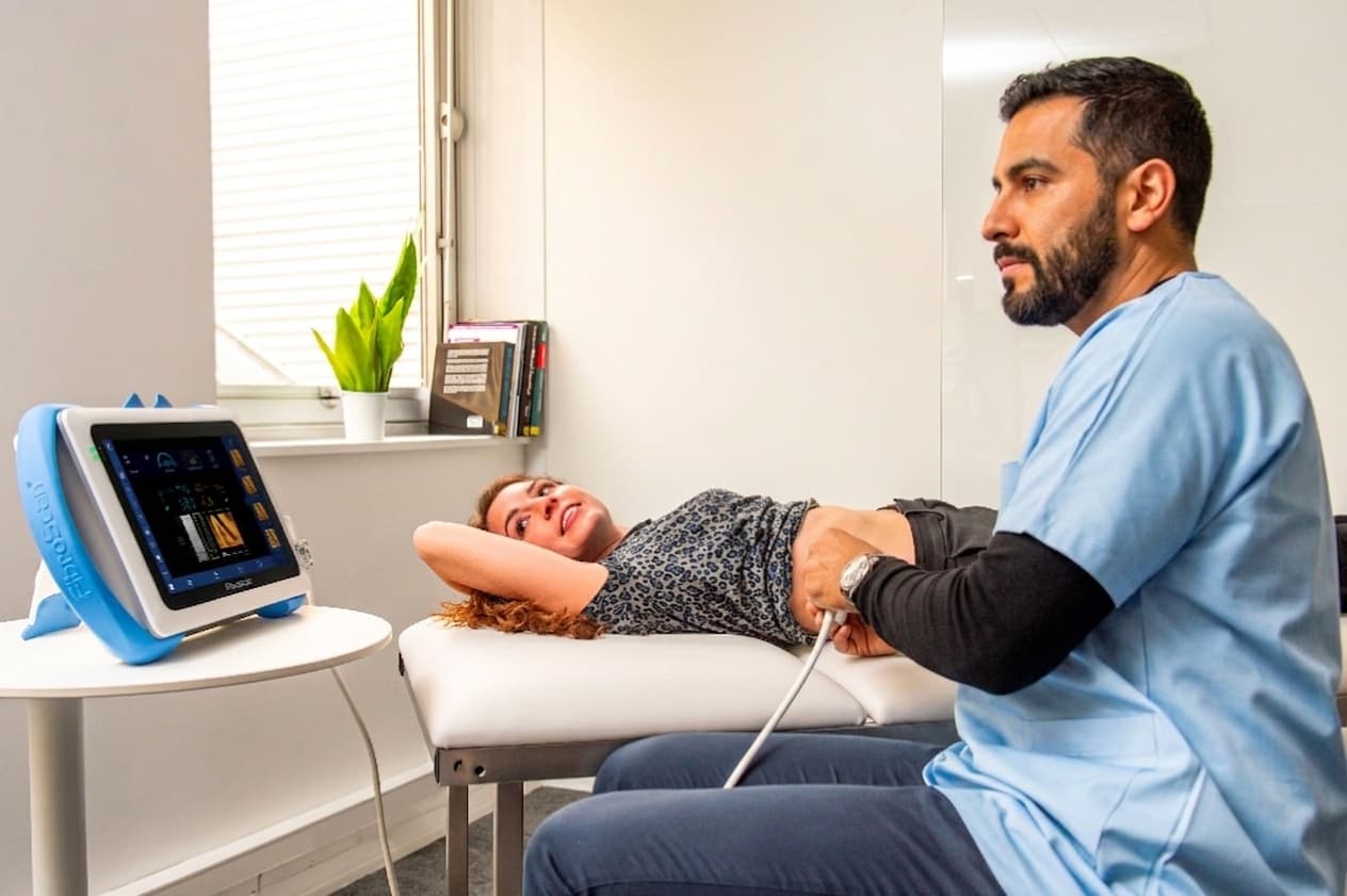 Operador realizando un estudio FibroScan...